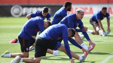 MAJADAHONDA (MADRID), 11/06/2020.- El defensa uruguayo del Atlético de Madrid José María Giménez durante el entrenamiento del equipo, este jueves, de cara al partido del próximo domingo frente al Athletic de Bilbao con e