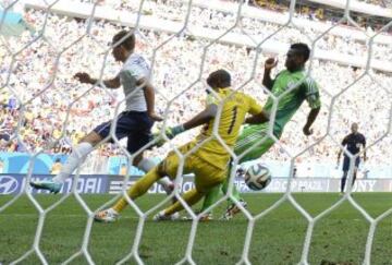 Joseph Yobo marca en propia puerta el 2-0 para Francia. 