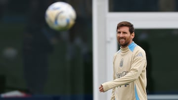AME5552. EZEIZA (ARGENTINA), 02/09/2025.- El jugador de la selección argentina de fútbol Lionel Messi reacciona durante un entrenamiento este martes, en el predio de la Asociación de Fútbol Argentino (AFA) en Ezeiza (Argentina). EFE/ Juan Ignacio Roncoroni