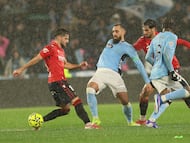 VIGO (PONTEVEDRA), 06/02/2026.- El delantero del Celta Borja Iglesias (2-i) pelea un balón con Iker Muñoz (i), de Osasuna, durante el partido de LaLiga que Celta de Vigo y CA Osasuna disputan este viernes en el estadio de Balaídos. EFE/Salvador Sas