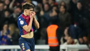 El mejor socio de Íñigo Martínez, a sus 18 años se ha convertido en uno de los mejores centrales del mundo. Reúne contundencia, inteligencia y talento a partes iguales. 