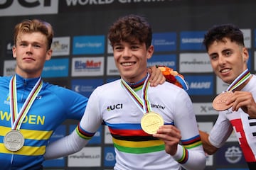 Romeo, con el arcoíris y la medalla de oro de campeón mundial de crono sub-23.