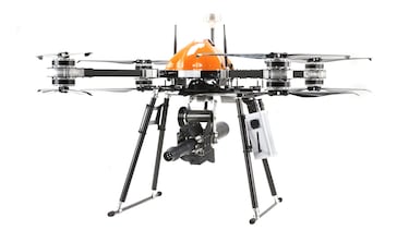 Un tatuador planea desminar el mundo con un dron, llaman a la puerta y son las autoridades y fabricantes de armas