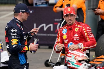 Max Verstappen y Charles Leclerc charlan amistosamente tras concluir la carrera del GP de Emilia Romaña.