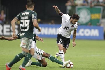 BRA65. SAO PAULO (BRASIL), 03/10/2018.- Thiago Santos (c) de Palmeiras disputa el balón con Jorge Valdivia (d) de Colo Colo hoy, miércoles 3 de octubre de 2018, durante un partido de cuartos de final entre Palmeiras y Colo Colo de la Copa Libertadores, en el estadio Allianz Parque de la ciudad de Sao Paulo (Brasil). EFE/Sebastião Moreira