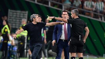 Spanish referee Isidro Diaz de Mera sends off Athletic Bilbao's Spanish coach Ernesto Valverde during the Spanish league football match between Real Betis and Athletic Club Bilbao at the Cartuja stadium in Seville, on August 31, 2025. (Photo by CRISTINA QUICLER / AFP)