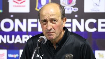 Miguel Angel Lotina, durante una rueda de prensa en su etapa en el Cerezo Osaka. 