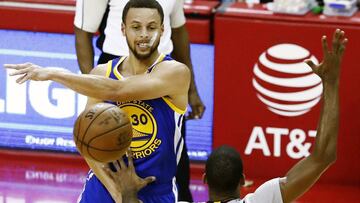 LWS106. HOUSTON (EE.UU.), 28/03/2017.- El jugador Stephen Curry (i) de Golden State Warriors en acci&oacute;n ante Trevor Ariza (d) de Houston Rockets hoy, martes 28 de marzo de 2017, durante un juego entre Golden State Warriors y Houston Rockets de la NBA, que se dusputa en el Toyota Center, en Houston, Texas (Estados Unidos). EFE/LARRY W. SMITH