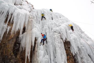 Montañeros iraníes practican escalada en hielo en el club Meygun, al noreste de Teherán.
