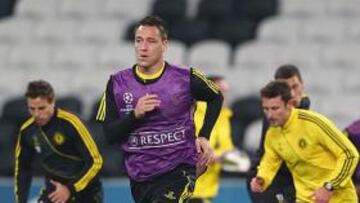 <b>CENTRADOS. </b>Azpilicueta, de negro, y Terry se entrenan.