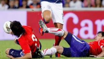 <b>VIGILADO. </b>Los chilenos Ponce y Contreras tratan de arrebatar el balón a Benzema en un lance.