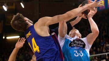 GRAF3352. BARCELONA, 29/12/2018.- El alero estadounidense del Monbus Obradoiro Kyle Singler (d), intenta superar al pivot croata del Barcelona Lassa Ante Tomic durante el partido de la decimocuarta jornada de la Liga Endesa de baloncesto que se disputa en el Palau Blaugrana. EFE/ Enric Fontcuberta.