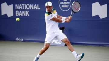 Roberto Bautista devuelve una bola durante su partido ante Tommy Paul en el National Bank Open, el Masters 1.000 de Canadá, en el Aviva Centre de Toronto, Ontario, Canada.