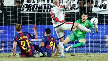 Rayo Vallecano's Spanish forward #07 Isi Palazon challenges Barcelona's Spanish goalkeeper #13 Joan Garcia during the Spanish league football match between Rayo Vallecano de Madrid and FC Barcelona at the Vallecas stadium in Madrid on August 31, 2025. (Photo by Pierre-Philippe MARCOU / AFP)