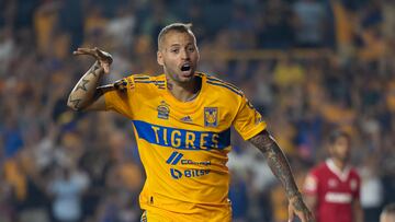 Nicolás López festeja su gol en contra de Toluca.