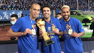 Miranda celebra el título junto a sus compañeros de equipo.
