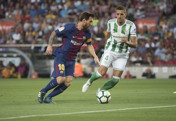 Barcelona 2-0 Betis | Tosca en propia puerta y Sergi Roberto fueron los goleadores. Messi, ovacionado, tiró tres veces al palo.


