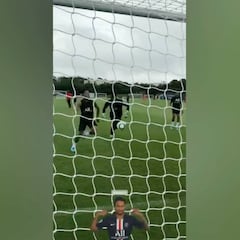Y mientras Neymar a lo suyo: genialidad de la que se ríe hasta el portero al que se la lía