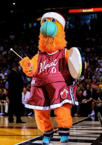 Bernie, la mascota de los Heat, recordó que en Miami también es Navidad.