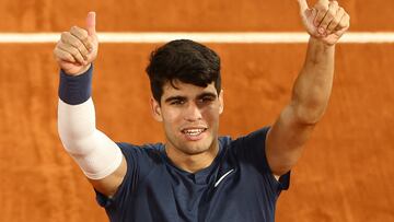 Tennis - French Open - Roland Garros, Paris, France - June 4, 2024 Spain's Carlos Alcaraz reacts after winning his quarter final match against Greece's Stefanos Tsitsipas REUTERS/Lisi Niesner