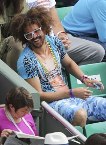 Redfoo, también conocido como Stefan Gordy del grupo musical LMFAO, viendo el partido de su novia, Victoria Azarenka.