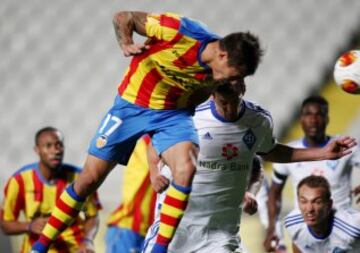 Eduardo Vargas del Valencia anota de cabeza el primer gol para su equipo, durante el partido de fútbol de Europa League ante el Dinamo de Kiev