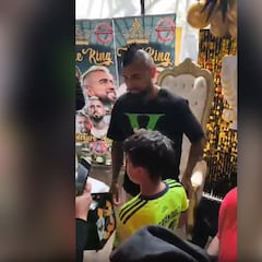 Un niño con la camiseta de Charles Aránguiz le pide una foto a Arturo Vidal y así reacciona el ‘King’