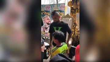 Un niño con la camiseta de Charles Aránguiz le pide una foto a Arturo Vidal y así reacciona el ‘King’