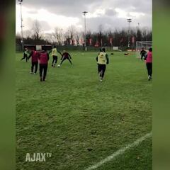 Edson Álvarez demostró sus dotes ofensivos con el Ajax