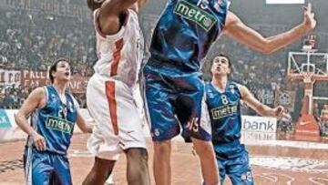 <b>LUCHA PERO POCO ACIERTO. </b>La batalla en los rebotes resultó igualada, con 35 capturas para cada equipo. En la imagen, Mumbrú pugna por un balón con Jackson.