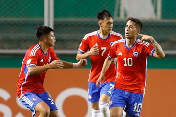 AMDEP534. CALI (COLOMBIA), 24/01/2023.- Lucas Assadi (d) de Chile celebra un gol hoy, en un partido de la fase de grupos del Campeonato Sudamericano Sub'20 entre las selecciones de Chile y Bolivia en el estadio Deportivo Cali en Cali (Colombia). EFE/ Ernesto Guzmán Jr.
