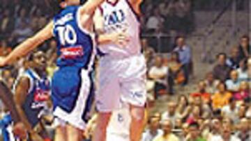 Bandeja de Nocioni ante Jiménez.