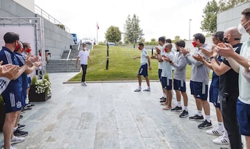 Sergio Busquets regresó ovacionado a la concentración de la selección española en Las Rozas tras su positivo por coronavirus.