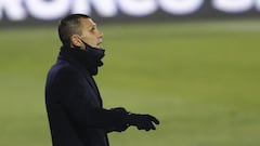 La crítica de Poyet: "Cierra, apaga la luz y vámonos, porque ya no se puede jugar al fútbol"