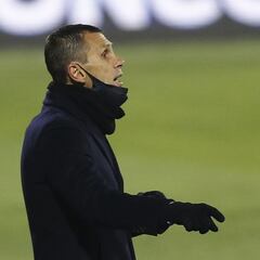 La crítica de Poyet: "Cierra, apaga la luz y vámonos, porque ya no se puede jugar al fútbol"