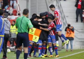 Los jugadores del Sporting celebran la victoria. 