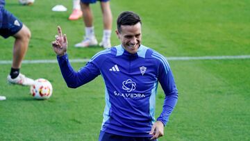 Bernardo Espinosa sonr¨ªe en la sesi¨®n de entrenamiento de ayer del Marbella.