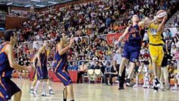 GRAN AMBIENTE. El choque entre Fuenla y Estudiantes llenó las gradas en Alcobendas.