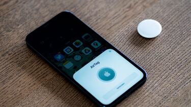 Un hombre utiliza un AirTag de Apple para rastrear su equipaje perdido y termina encontrando a una persona vestida con su ropa