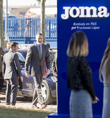 Los Reyes Felipe VI y Letizia visitaron la sede de la compañía Joma Sport en la localidad toledana de Portillo. La ministra de Defensa María Dolores de Cospedal y el presidente de Castilla-La Mancha Emiliano García-Page acompañaron a los monarcas.