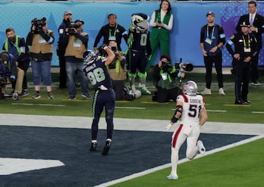 AJ Barner anota el primer touchdown del pantilla.