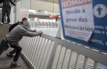 Una huelga de los empleados del sistema de metro de Sao Paulo agravó este jueves el caos de tránsito. El Movimiento de Trabajadores Sin Casa marchó hacia el estadio de la inauguración.