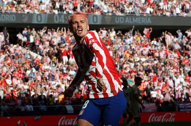 El jugador del Atlético, Griezmann, celebra el 1-0 al Almería.