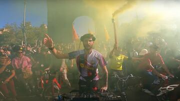 Dom Whiting en el Arco de Triunfo de Barcelona, el domingo 5 de noviembre del 2023, pinchando Drum & Bass, con un bote de humo amarillo de un ciclista.