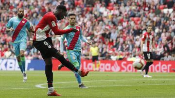 -FOTODELDÍA- GRAF1196. BILBAO, 14/04/2019.- El jugador del Athletic de Bilbao, Iñaki Williams (i), en el momento de marcar el primer gol, ante dos jugadores del Rayo Vallecano, partido correspondiente a la trigésima segunda jornada de