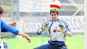 <b>TRABAJO. </b>Riesgo se prepara en los entrenamientos para ocupar el puesto de Bravo en la portería.