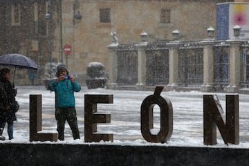 Un hombre hace una fotografía a un cartel nevado en el que se puede leer 'León', Castilla y León (España). La Agencia Estatal de Meteorología (Aemet) ha activado la alerta naranja en las zonas de la Cordillera Cantábrica y el Bierzo. En la montaña se esperan acumulaciones de hasta 35 centímetros a cualquier cota, superando los 40 en las zonas más altas, mientras que en la comarca del Bierzo la alerta es naranja por la acumulación de nieve en 24 horas de hasta diez centímetros, con la cota de nieve sobre los 400 o 500 metros. 