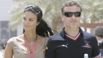 <b>ES COMENTARISTA DE F-1 PARA LA BBC</b> Tras dejar la F-1 en activo, David Coulthard se ha pasado a comentar la competición. Lo hace en la BBC británica y sigue paseando por los paddocks con su prometida Karen Minier, una presentadora de la televisión belga que ha hecho padre al escocés a finales del año pasado. Nadie puede dudar del buen gusto de David ni de su trayectoria para hablar de la F-1. Ha disputado quince campeonatos defendiendo los colores de tres equipos: Williams, McLaren y Red Bull. Y con ellos logró trece victorias y 62 podios en 247 carreras.