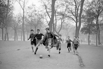 Unos niños jugando al árbol en la Chopera del Parque del Retiro, en febrero de 1945. 
