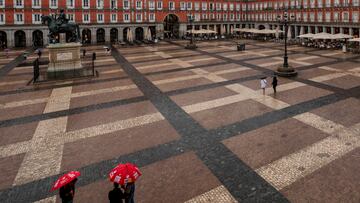 Varias personas en la Plaza Mayor de Madrid, a 4 de septiembre de 2023, en Madrid (España). El paso de la Depresión Aislada a Niveles Altos (DANA) continua provocando este lunes, 4 de septiembre, lluvias, tormentas y viento. Las precipitaciones serán más probables e intensas en zonas del centro, Andalucía y extremo noroeste, donde podrán ser localmente fuertes o persistentes, y sobre todo de madrugada. En general, tenderán a ir disminuyendo a lo largo del día.
04 SEPTIEMBRE 2023;LLUVIA;MADRID;CENTRO;DANA;TORMENTA;VIENTO;ÁRBOLES
Alberto Ortega / Europa Press
04/09/2023